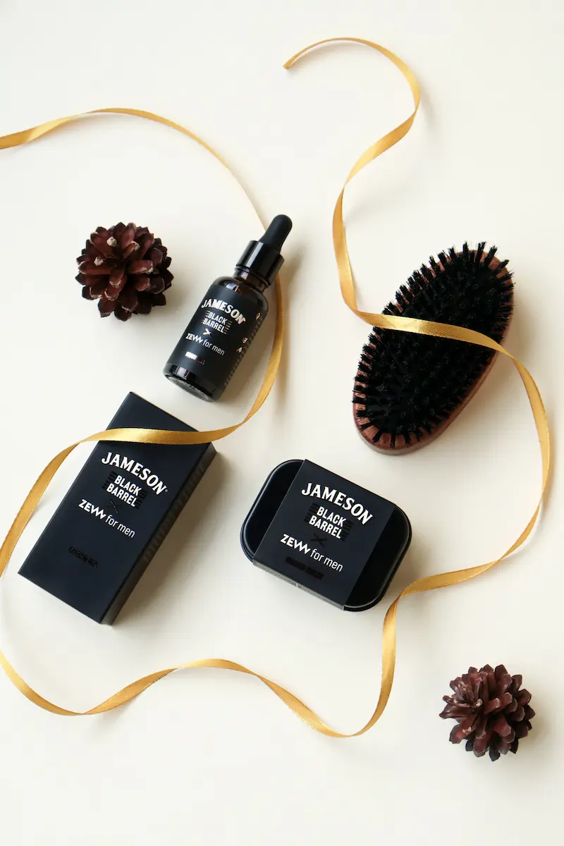 Масло для бороды Jameson Black Barrel x ZEW for men на белом фоне с другими продуктами линейки Black Barell