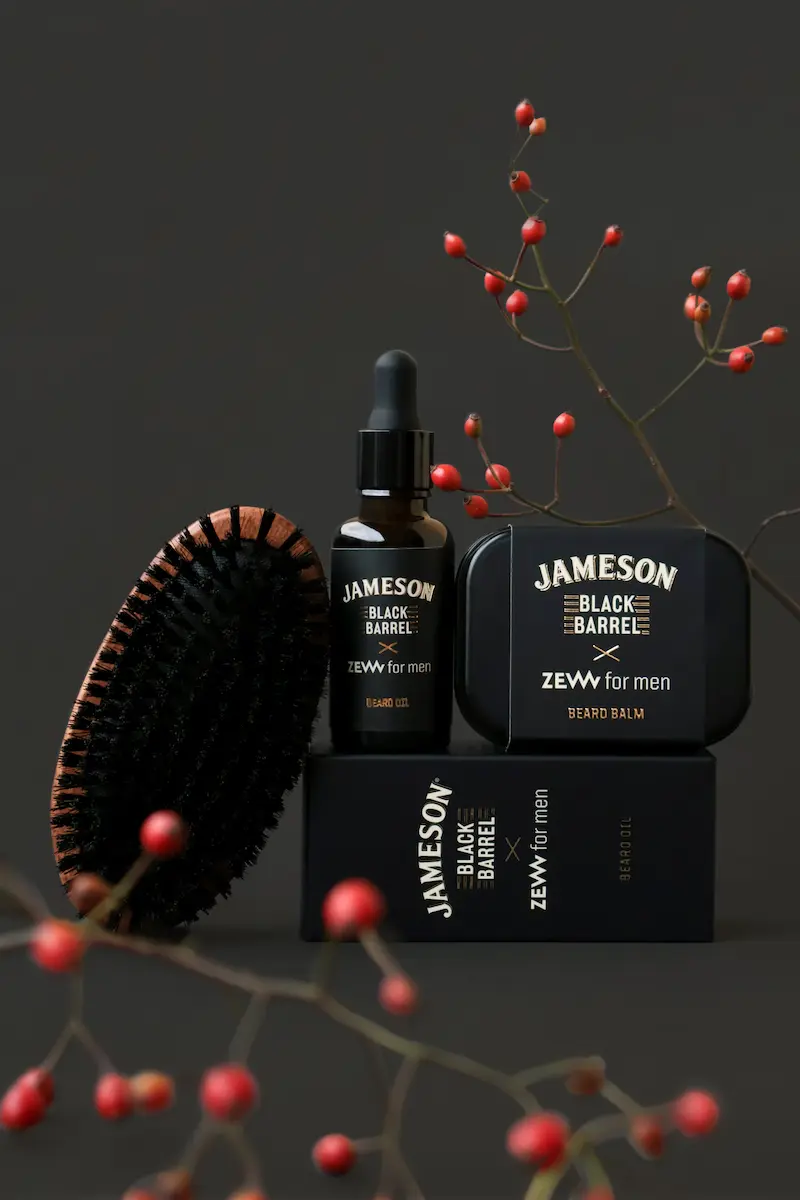 Масло для бороды Jameson Black Barrel x ZEW for men на черном фоне с другими продуктами этой линейки