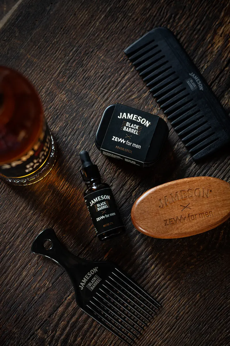 Бальзам для бороды Jameson Black Barrel x ZEW for men на столе рядом с расческами на столе