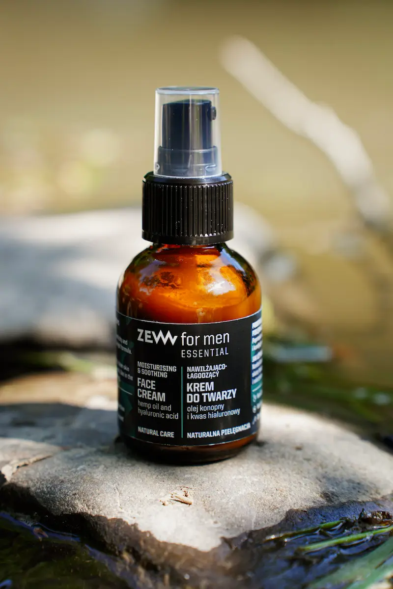 Увлажняющий крем для лица для сухой кожи ZEW for men на камне