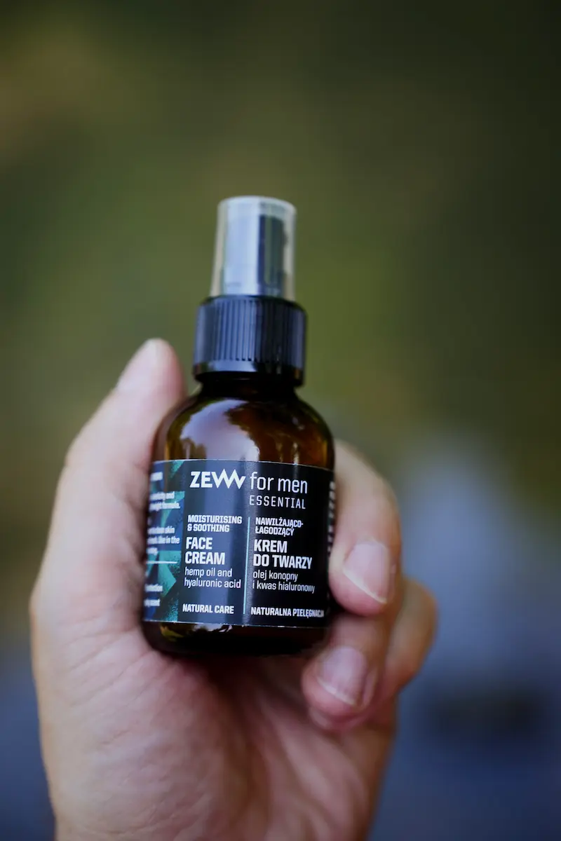 Увлажняющий крем для лица для сухой кожи ZEW for men в руке